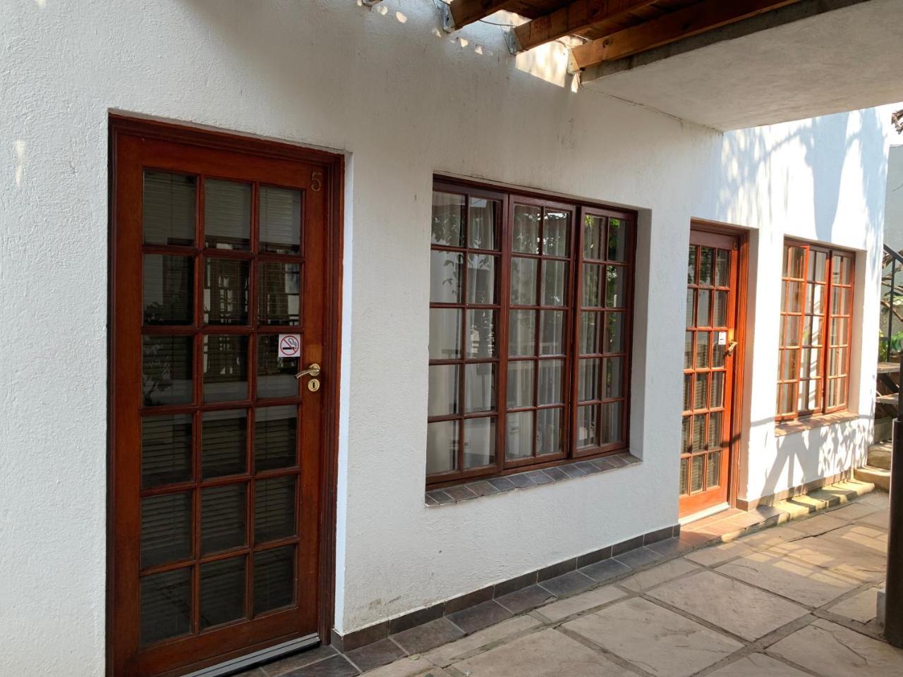Pensao Guest Lodge Mbombela Exterior foto